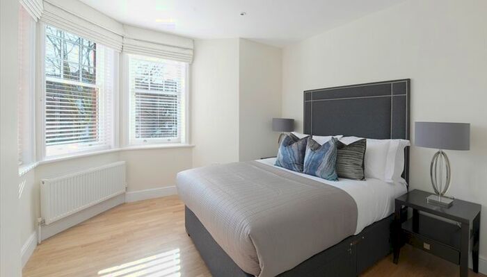 3 Bedroom Flat To Rent In Hamlet Gardens, London, W6