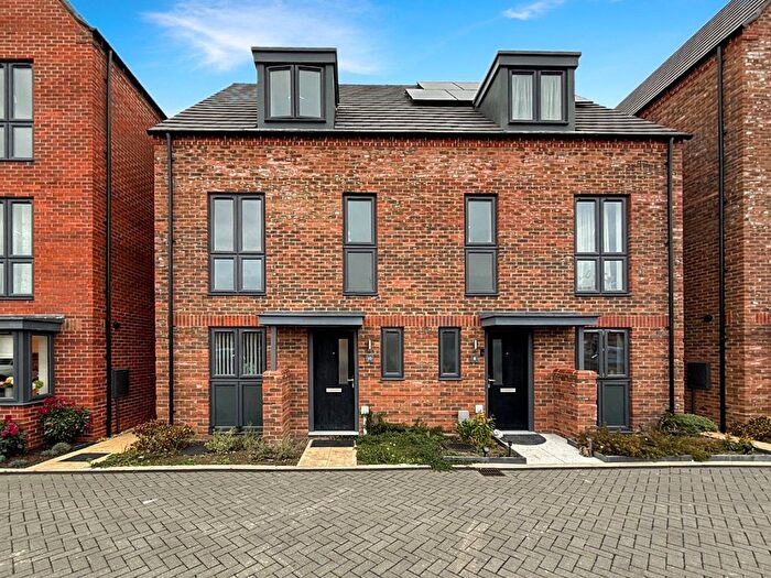 4 Bedroom Semi-Detached House For Sale In Hawthorn Lane, Houghton Regis, LU5