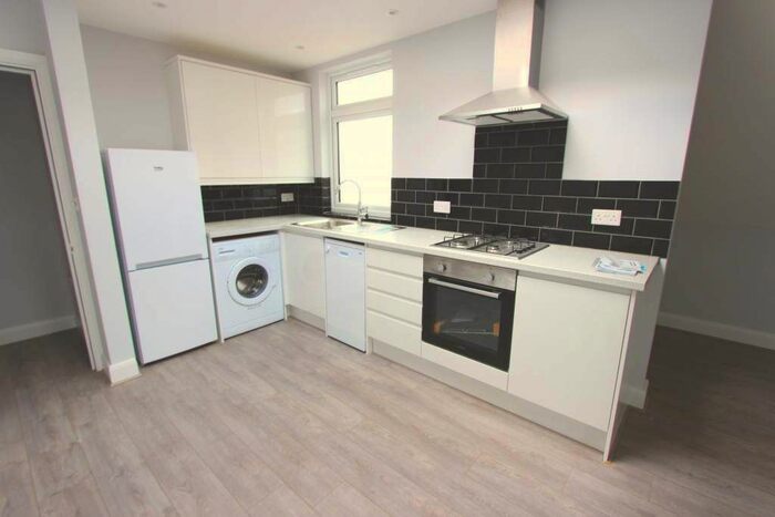 1 Bedroom Flat To Rent In High Road, London, N12