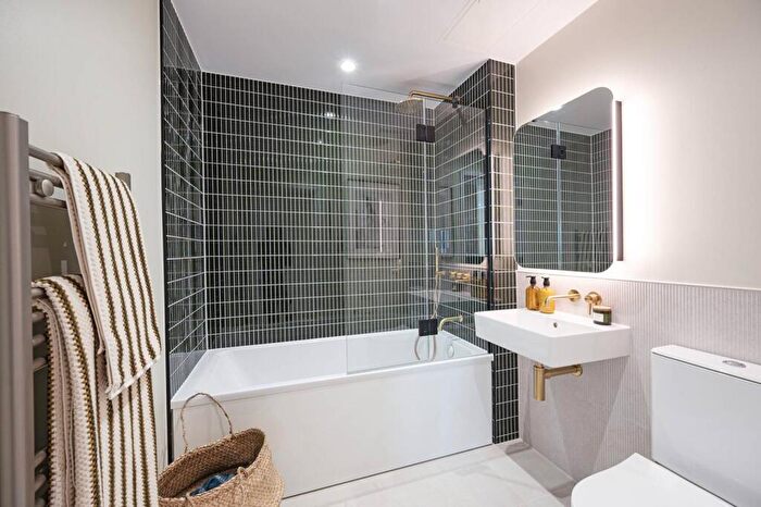 3 Bedroom Flat For Sale In Riverscape, Royal Docks, E16