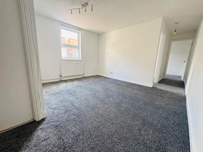 2 Bedroom Flat To Rent In Castle Street, Luton, Bedfordshire, LU1