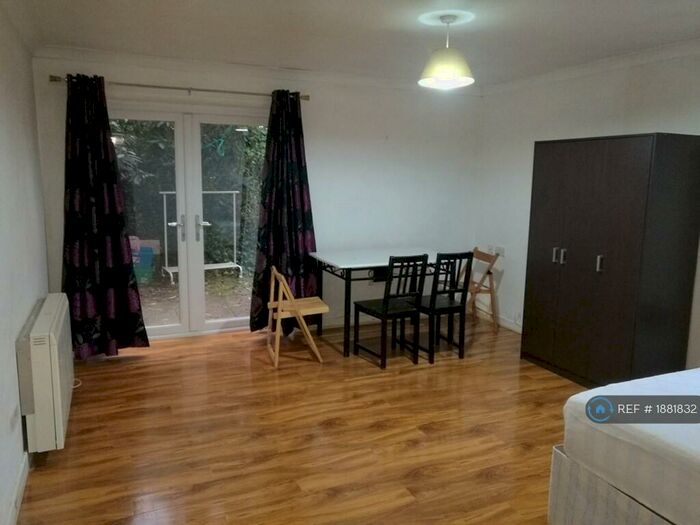 3 Bedroom Flat To Rent In Headford Gardens, Sheffield, S3