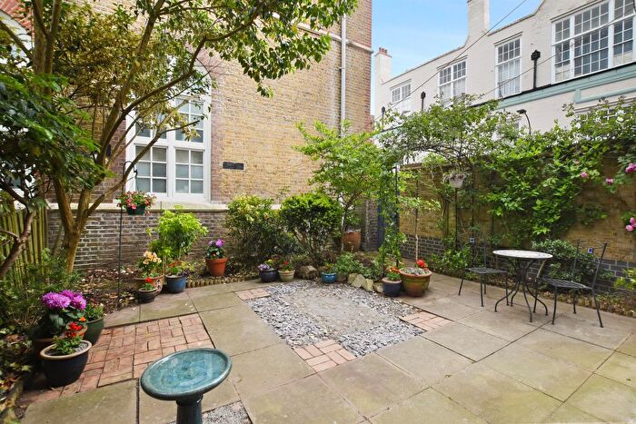 Studio For Sale In Becklow Road, London, W12