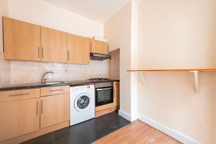 2 Bedroom Flat To Rent In Cricklewood, Willesden Green, London, NW2