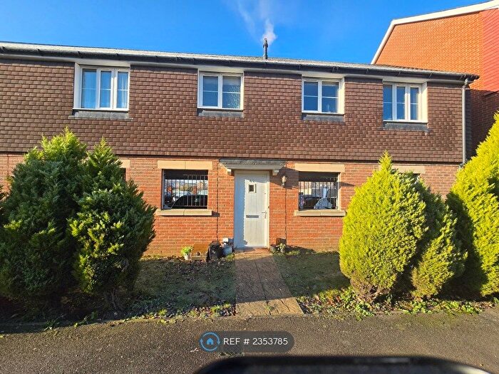 2 Bedroom Maisonette To Rent In Sparrowhawk Way, Bracknell, RG12
