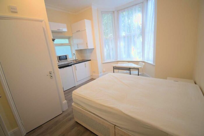 Studio To Rent In Raleigh Close, London, NW4