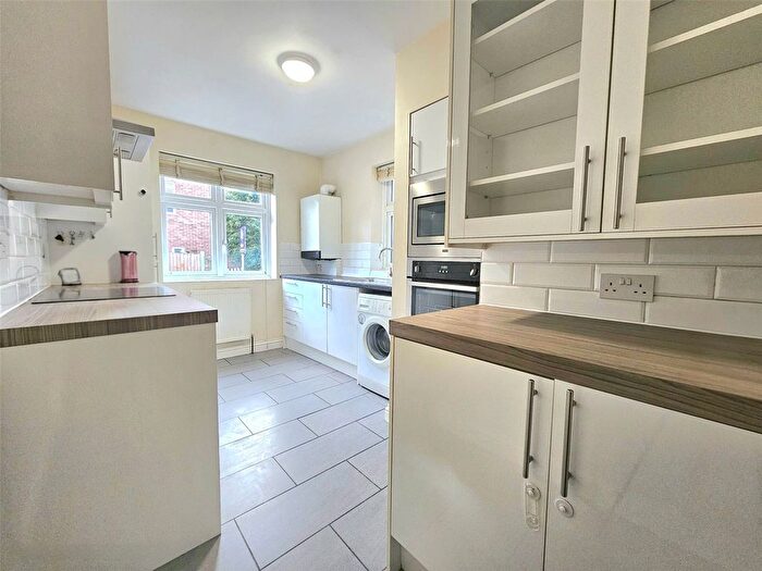 2 Bedroom Maisonette To Rent In Kings Grove, Romford, RM1