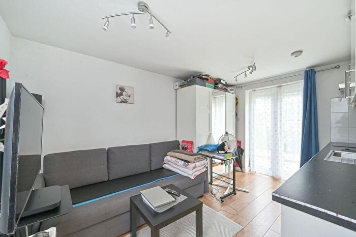 Studio To Rent In Hendon Way, Golders Green, Temple Fortune, London, NW2