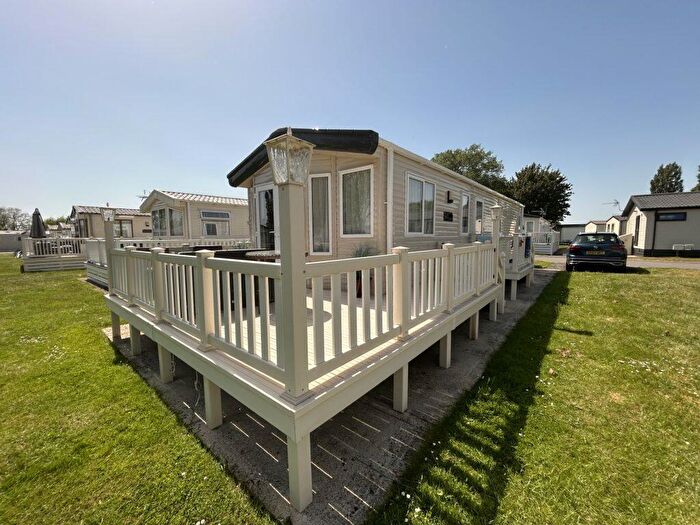 3 Bedroom Park Home For Sale In Hoburne Cotswold, GL7