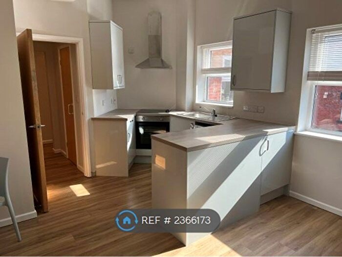 2 Bedroom Flat To Rent In Highbury Lane, Leeds, LS6