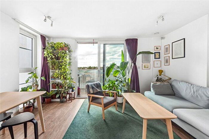 2 Bedroom Flat To Rent In Roseberry Place, London, E8