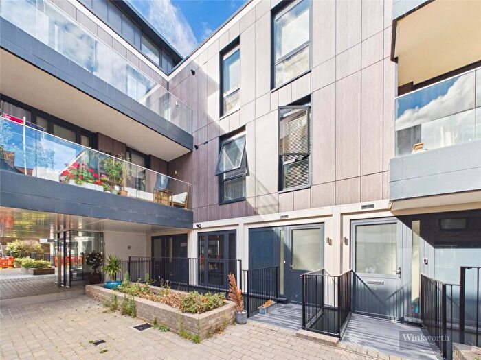 3 Bedroom Apartment For Sale In Indigo Square, Surbiton, KT6