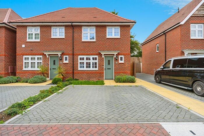 3 Bedroom Semi-Detached House For Sale In Armstrong Road, Luton, LU2