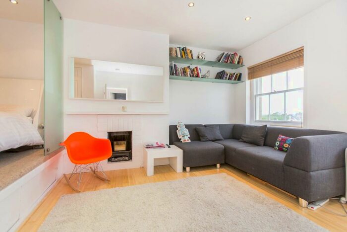 Flat To Rent In Lansdown Crescent, GL50