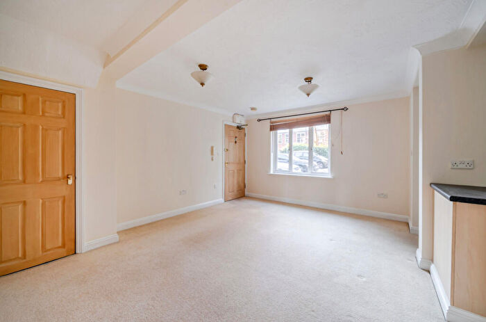 1 Bedroom Flat For Sale In Church Street, Alton, Hampshire, GU34
