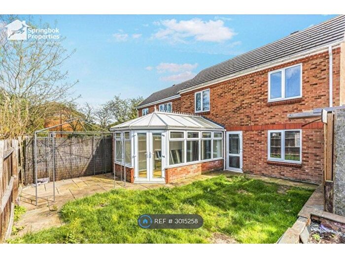 3 Bedroom Semi-Detached House To Rent In Bradfield Close, Rushden, NN10