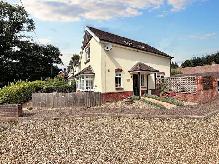 3 Bedroom Detached House For Sale In Daggons Road, Alderholt, SP6