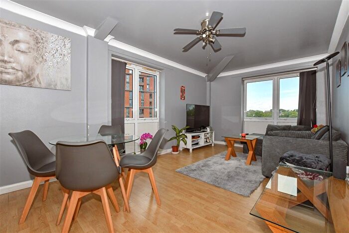 2 Bedroom Flat For Sale In Crown Road, Sutton, Surrey, SM1