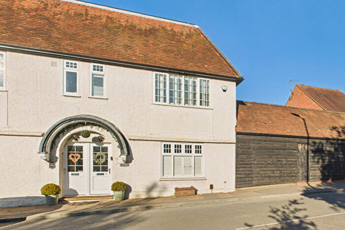 3 Bedroom Semi-Detached House For Sale In Chipperfield Road, Bovingdon, HP3