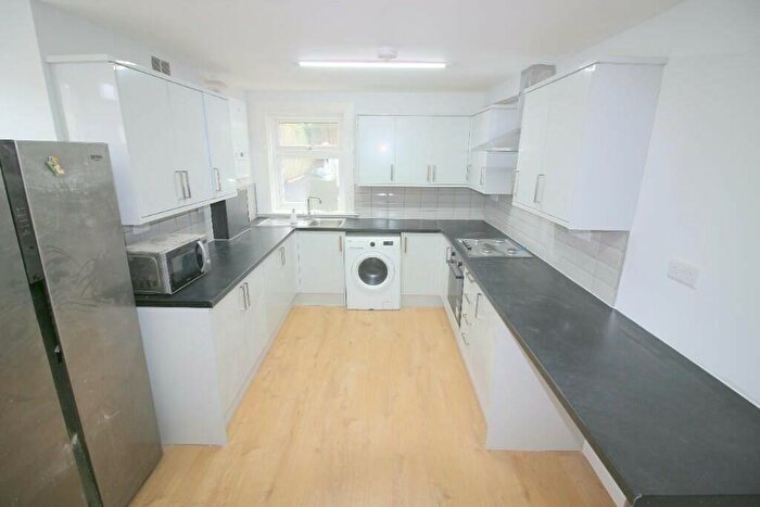 4 Bedroom Semi-Detached House To Rent In Calydon Road, London, SE7