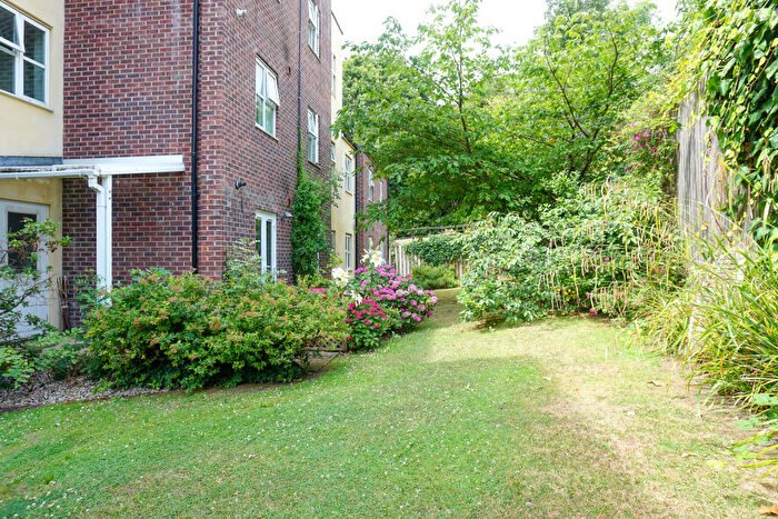 2 Bedroom Flat For Sale In Beaumaris Gardens, London, SE19