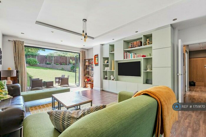 2 Bedroom Flat To Rent In Denbeck Court, Beckenham, BR3