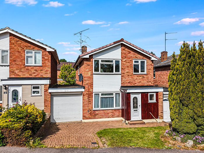 4 Bedroom Link Detached House For Sale In Longmead Avenue, Great Baddow, Chelmsford, CM2
