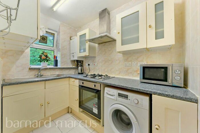 3 Bedroom Flat To Rent In Union Grove, London, SW8