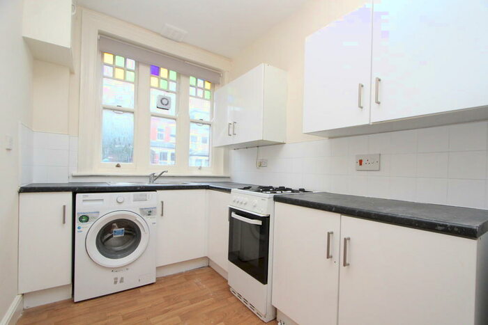 2 Bedroom Ground Flat To Rent In Glebe Road, Hornsey, N8