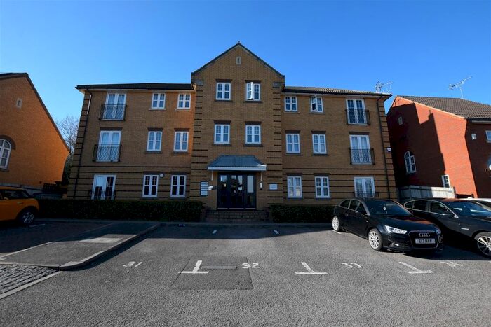 2 Bedroom Flat To Rent In Honiton Gardens, London, NW7