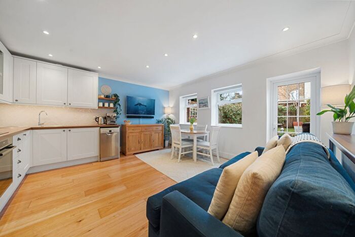 3 Bedroom Flat For Sale In Upper Tollington Park, London, N4