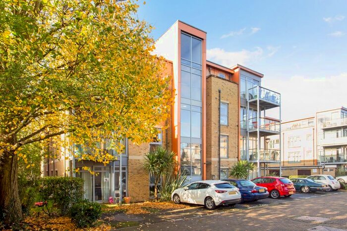 2 Bedroom Flat To Rent In Southcott Road, Teddington, TW11