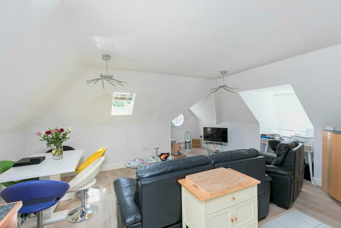 1 Bedroom Flat For Sale In Maddox Drive, Crawley, RH10