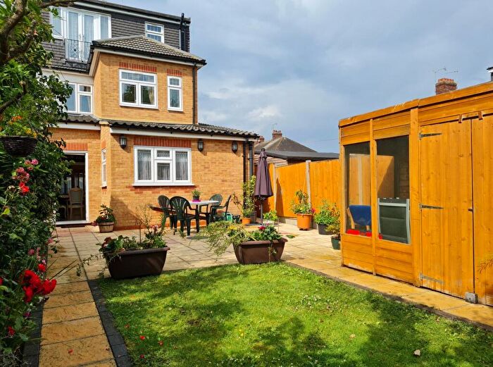 5 Bedroom Semi-Detached House For Sale In Monkswood Gardens, Ilford, IG5