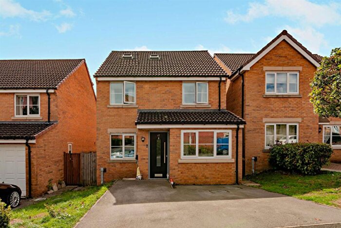 5 Bedroom Detached House For Sale In Greenlea Close, Yeadon, Leeds, LS19