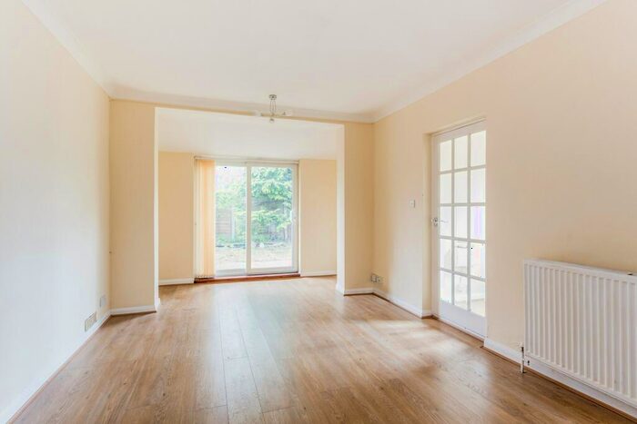 3 Bedroom Terraced House To Rent In Thorold Road, IG1