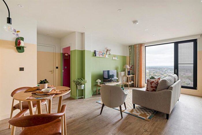 Apartment To Rent In Selbourne Road, Walthamstow, E17
