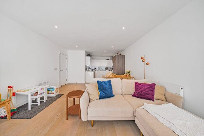 3 Bedroom Flat To Rent In River Gardens Walk, London, SE10