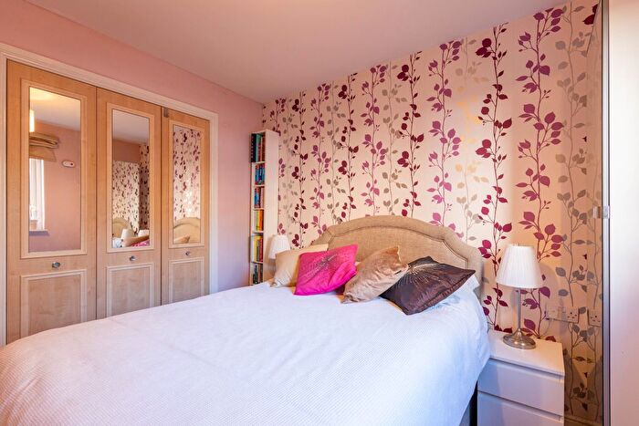 2 Bedroom Flat To Rent In Dicksonfield, Edinburgh, EH7