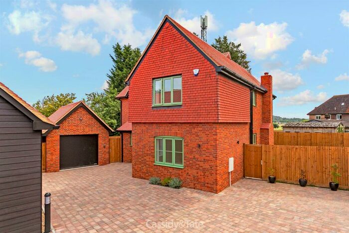 4 Bedroom Detached House For Sale In Chiltern Hills Close, HP23