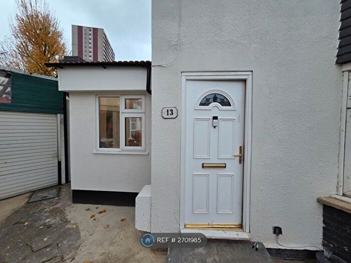 Studio To Rent In Percy Gardens, London, EN3