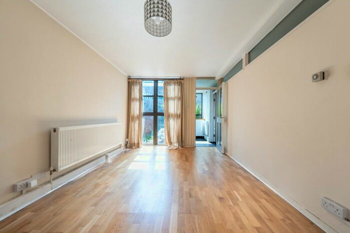 3 Bedroom Flat To Rent In Flat, Priory House, Rampayne Street, London, SW1V