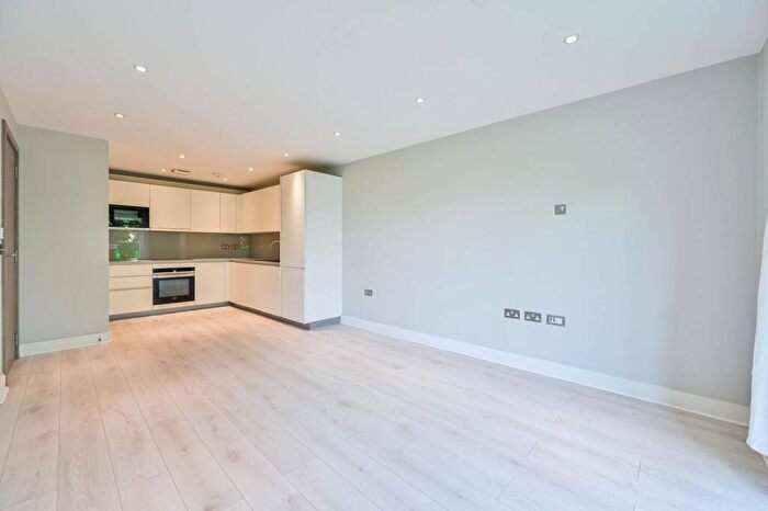 1 Bedroom Flat To Rent In Plough Road, Battersea, London, SW11