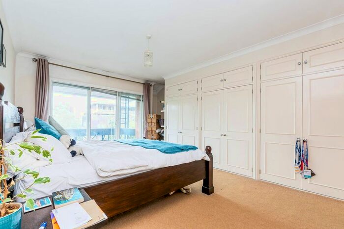 3 Bedroom Flat To Rent In Putney Hill, Putney, London SW15
