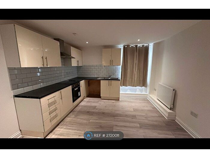 2 Bedroom Flat To Rent In Hillside Avenue, Strood, Rochester, ME2