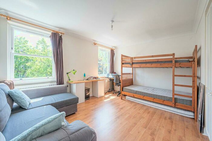3 Bedroom Flat To Rent In Belsize Avenue, Hampstead, London, NW3
