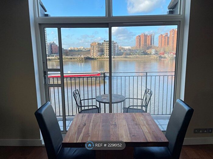 3 Bedroom Flat To Rent In Whistlers Avenue, London, SW11