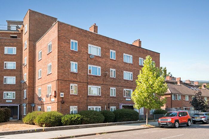 3 Bedroom Flat For Sale In Basingdon Way, London, SE5