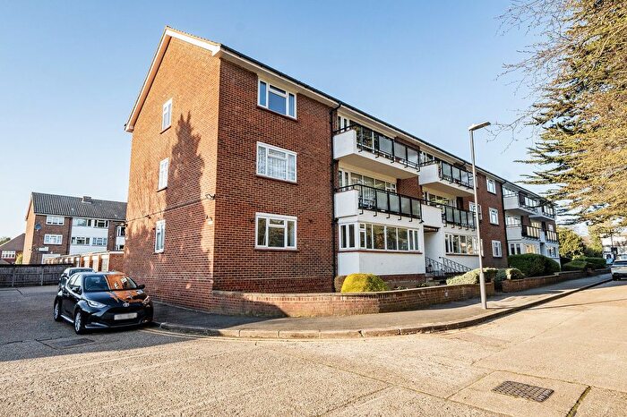 2 Bedroom Flat For Sale In Calthorpe Gardens, Edgware, Greater London., HA8