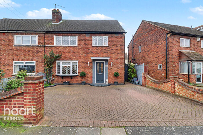 3 Bedroom Semi-Detached House For Sale In New Zealand Way, Rainham, RM13